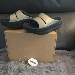 OOFOS Women's Sandals in Black and Gray